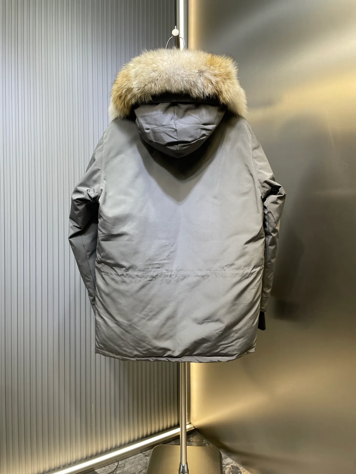 P910 special version 🌟 🇨🇦CANADA GOOES 24 new models 08 models/couple models Factory direct supply: supplying global purchasing agents, micro-business, entities, Tmall, high-end stalls and studio cooperation, free shipping! Canada Goose Expedition Parka 2008 is the same style for men and women. It is mid-length and the most timeless classic. All Arctic and Antarctic scientific expedition teams choose Canada Goose as their cold-proof equipment. It is the Rolls-Royce of down jackets. ➖ Industry-leading anti-counterfeiting chip sensing. ➖ Imported Behringer embroidery machines and customized embroidery labels, the highest level and industry leading. ➖ Imported Korean 21-count polyester-cotton blended original fabric, TC85 waterproof coated fabric, water-repellent, windproof and wear-resistant. ➖ The new national standard 80 white duck down is filled with an average of 520 grams of down. The amount of down filled is industry-leading. ➖ 100% nylon lining with double double-layer sealing design to prevent velvet running, and seamless thread design on the cuffs! ➖ Western Canadian Green Wolf Collar. ➖ Yoshida YKK provides original factory-customized electroplated sliders. YKK two-way lockable zippers are tight and smooth and do not peel off paint. ➖ 3M composite Velcro is durable and the accessories and hardware are all custom-made. Note: Our copywriting is only simple and clear. Instead of bragging about the copywriting, it is better to compare and understand with samples. Only for the purest goose, the most dedicated, the most professional, the highest quality, the highest cost performance!  Size:XS-XXL